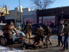 La risposta dei funzionari statunitensi alla sparatoria di Alex Pretti provoca rabbia tra alcuni al DHS