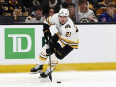 Bruins F Alex Steeves firma una proroga di 2 anni
