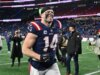 Il LB dei Patriots Robert Spillane si dirige negli spogliatoi