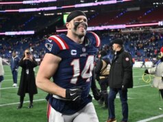 Il LB dei Patriots Robert Spillane si dirige negli spogliatoi