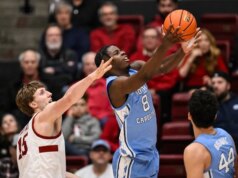 Ebuka Okorie batte Caleb Wilson mentre Stanford sconfigge il numero 14 UNC