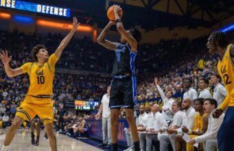 Il numero 6 Duke prende il controllo nel 2° tempo della prima visita al Cal