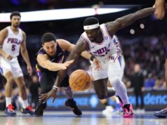 Devin Booker segna 27 punti mentre i Suns tengono a bada 76ers