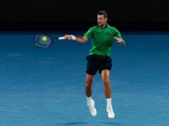 Novak Djokovic raggiunge le semifinali dell’Australian Open mentre Lorenzo Musetti si ritira