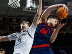 Il numero 17 della Virginia si riprende e fa colpi di frizione per affondare Notre Dame in 2OT