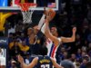 I Pistons vincenti effettuano tiri liberi, i Nuggets non effettuano un finale drammatico