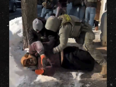 Gli agenti della polizia di frontiera si scontrano con i passanti dopo la sparatoria fatale advert Alex Pretti