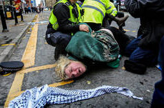 La polizia britannica ammette di aver utilizzato show generate dall’intelligenza artificiale per vietare ai tifosi di calcio israeliani