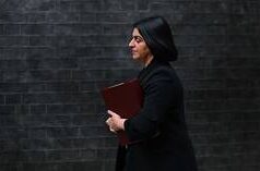 Migliaia di persone protestano contro il nuovo campo di migranti nel Regno Unito