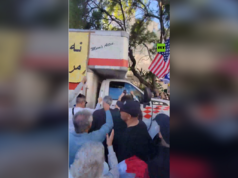 Un camion attraversa la protesta iraniana a Los Angeles (VIDEO)