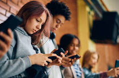 La Francia si propone di vietare i social media ai minori