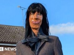 La modella di Claudia Winkleman appare sulla recinzione del giardino