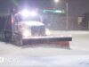 Gli spazzaneve combattono le bufere di neve sulle strade e sulle piste dell’Oklahoma