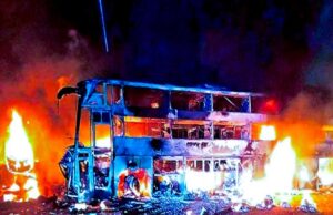 Guarda: Tre carbonizzati morti in un incidente d’autobus in Andhra Pradesh