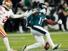 I problemi degli Eagles sono evidenti nella sconfitta contro i 49ers, battibecco a bordo campo tra Sirianni e Brown