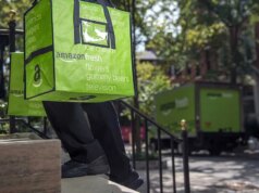 Amazon vuole che tu acquisti generi alimentari on-line mentre chiude i negozi al dettaglio