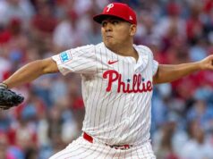 Report: Ranger mancino Suarez firma con i Crimson Sox