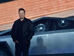 Il proprietario del cybertruck fa causa a Tesla per FSD, sostenendo che mantenere Elon Musk come CEO è stato negligente
