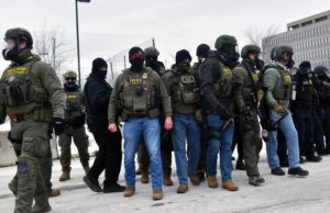 L’ICE finge di essere una forza militare. Le sue tattiche farebbero uccidere veri soldati