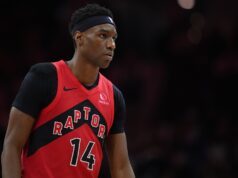Ja’Kobe Walter dei Raptors esce contro i 76ers per un infortunio all’anca