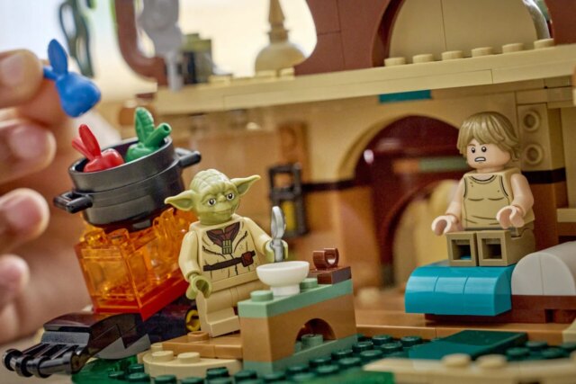 Lego-Star-Wars-Smart-Play-Dagobah-Luke-Yoda-1280x853.jpg