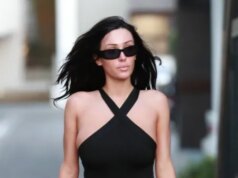 Bianca Censori si spoglia del reggiseno e della schiena per una gita in solitaria dall’estetista