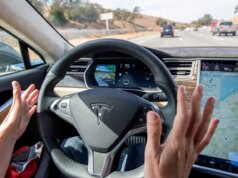 Tesla cede e, secondo quanto riferito, smette di usare il termine “pilota automatico” in California