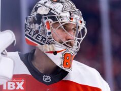 Il portiere dei Flyers Vladar lascia la partita contro Buffalo per infortunio