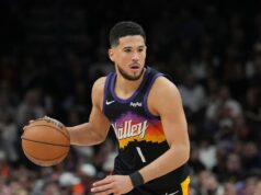 La stella dei Suns Devin Booker fuori contro i Pistons per un infortunio alla caviglia