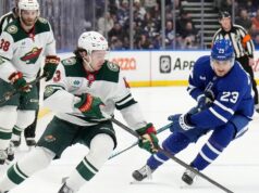 Insegue selvaggiamente Woll dei Maple Leafs nella vittoria su strada dominante