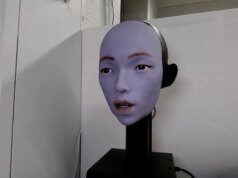 Il robotic con sincronizzazione labiale canta un video di una canzone