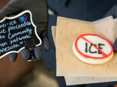 “Sa di democrazia”: la panetteria di San Francisco vende biscotti anti-ICE