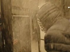 Gli agitatori anti-ICE si scontrano con gli agenti federali all’lodge di Minneapolis, mentre gli agenti lanciano fuel lacrimogeni e granate stordenti