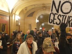 Gli agitatori invadono l’ufficio di Tim Walz nel Campidoglio del Minnesota per chiedere giustizia sull’immigrazione