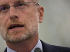 La FCC afferma che i speak present televisivi devono offrire pari tempo ai candidati politici