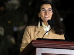 La democratica Mary Peltola lancia la candidatura al Senato dell’Alaska