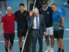 Roger Federer celebra la carriera al calcio d’inizio degli Australian Open