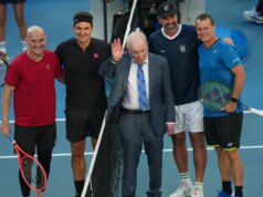 Roger Federer celebra la carriera al calcio d’inizio degli Australian Open