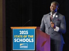 L’ex sovrintendente scolastico dell’Iowa si dichiarerà colpevole di aver mentito sulla cittadinanza