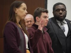 L’uomo si dichiara colpevole della sparatoria in NC che ha ucciso 5 persone, tra cui suo fratello e un poliziotto