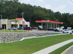 Il video virale mostra l’uomo calpestato durante la caotica rissa alla stazione di servizio mentre l’adolescente viene arrestato