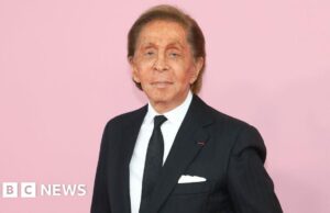 Lo stilista italiano Valentino è morto all’età di 93 anni