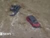 Guarda: Le riprese aeree mostrano auto travolte da inondazioni improvvise in Australia