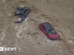 Guarda: Le riprese aeree mostrano auto travolte da inondazioni improvvise in Australia