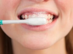 Il miglior dentifricio sbiancante per denti sensibili approvato dai dentisti nel 2026
