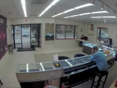 Il video mostra ladri mascherati che si schiantano con l’auto attraverso l’ingresso di una gioielleria e rubano la pistola del proprietario in una rapina sfacciata