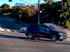 Bimbo californiano cade da un’auto in movimento, accusata la madre