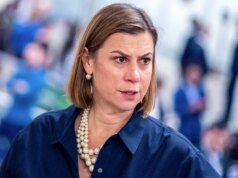 La senatrice democratica afferma di essere sotto indagine federale per un video di “ordini illegali”.