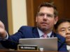 Swalwell promette che, se eletti governatori, gli ex agenti dell’ICE non sarebbero “assunibili” in California