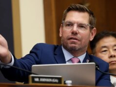 Swalwell promette che, se eletti governatori, gli ex agenti dell’ICE non sarebbero “assunibili” in California